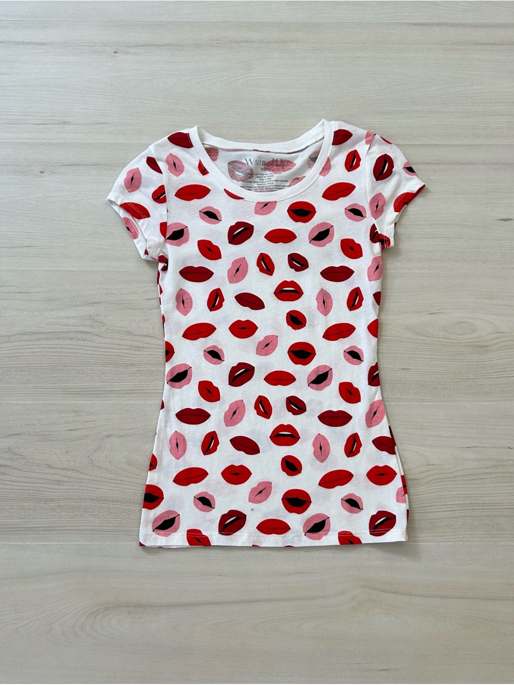 wound up lips baby tee